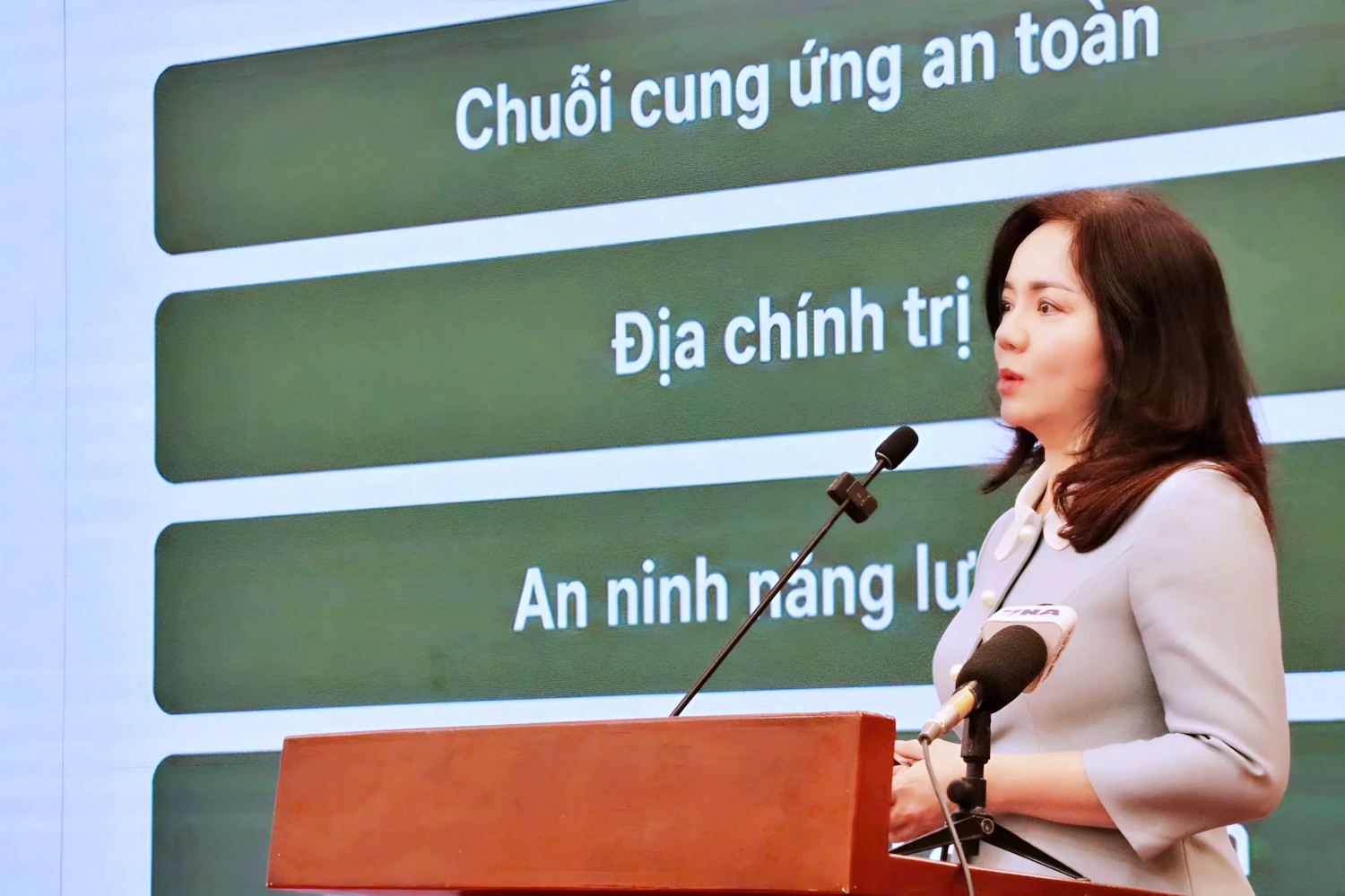 Bà Nguyễn Thị Hiền - Phó Tổng Giám đốc PVCFC: Doanh nghiệp đã thay đổi nhiều quy trình vận chuyển và xuất khẩu, giảm sử dụng nhựa, tăng khả năng truy xuất nguồn gốc và cải thiện các tiêu chí phát triển bền vững.